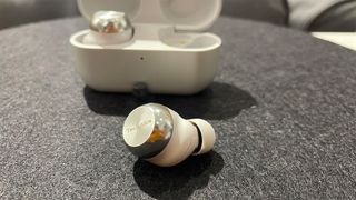 Technics EAH-AZ100 无线耳塞在灰色背景上开箱即用