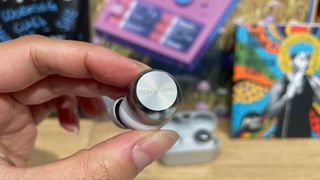 Technics EAH-AZ100 无线耳塞拿在手中，显示外壳