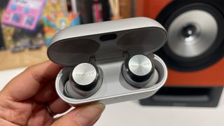 Technics EAH-AZ100 无线耳塞（含在手中）