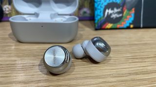 Technics EAH-AZ100 无线耳塞位于外壳前面的木架上